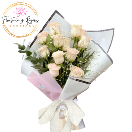 RAMO DE 13 ROSAS ENVOLTURA ABIERTA